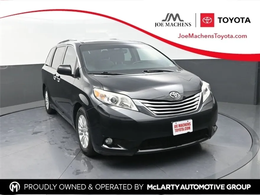 2016 Toyota Sienna XLE photo 1
