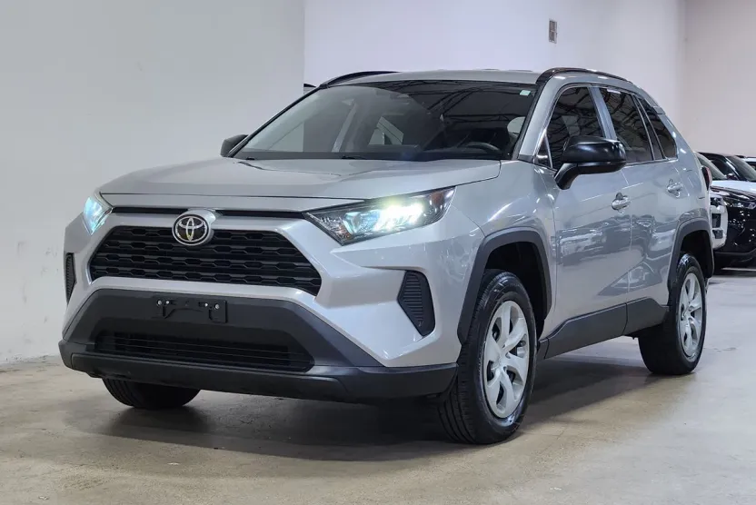2019 Toyota RAV4 LE photo 1