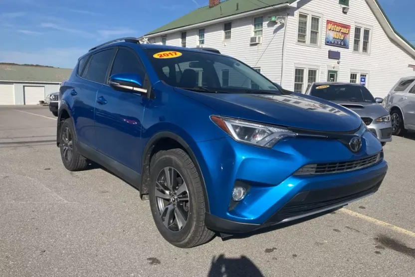 2017 Toyota RAV4 XLE photo 1