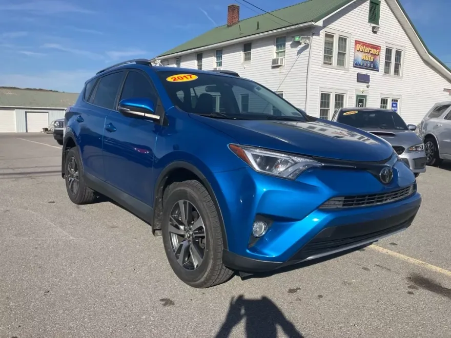 2017 Toyota RAV4 XLE photo 1
