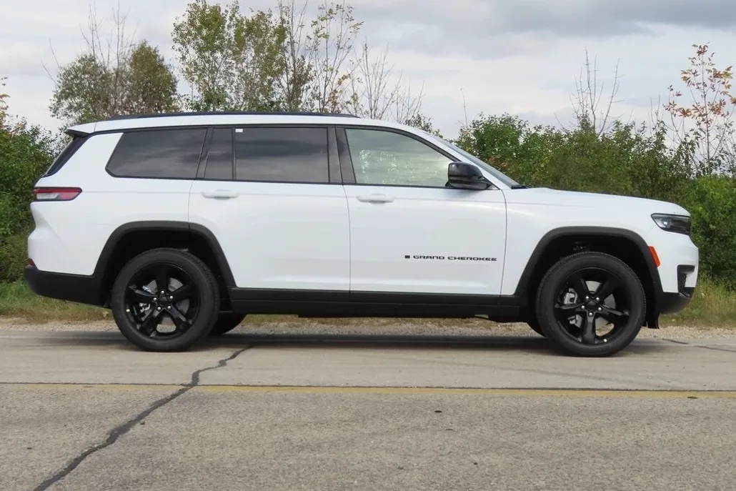 2025 Jeep Grand Cherokee Altitude photo 1
