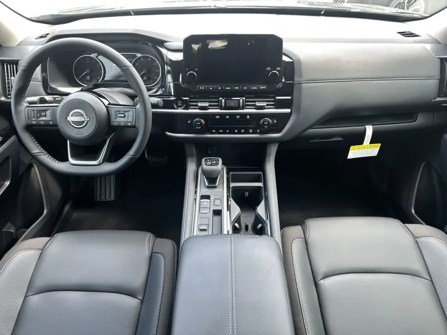 2025 Nissan Pathfinder SL photo 1
