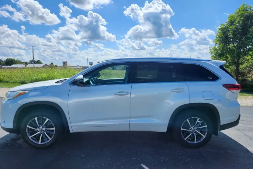 2017 Toyota Highlander XLE Sport photo 1