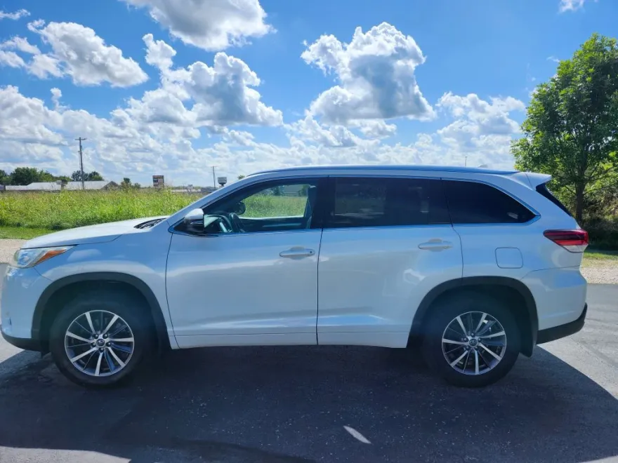 2017 Toyota Highlander XLE Sport photo 1