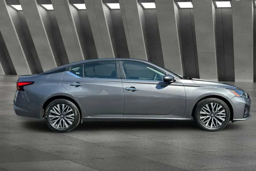 2024 Nissan Altima 2.5 SV photo 1