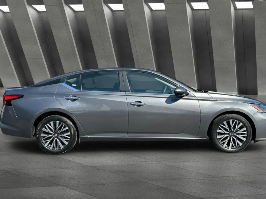 2024 Nissan Altima 2.5 SV photo 1
