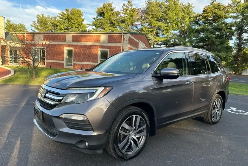 2017 Honda Pilot Touring photo 1