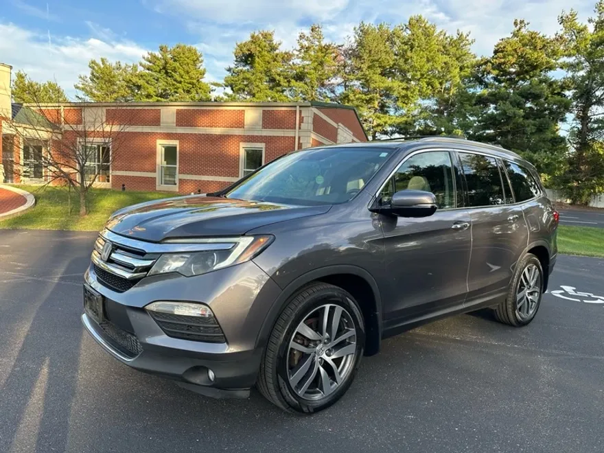 2017 Honda Pilot Touring photo 1