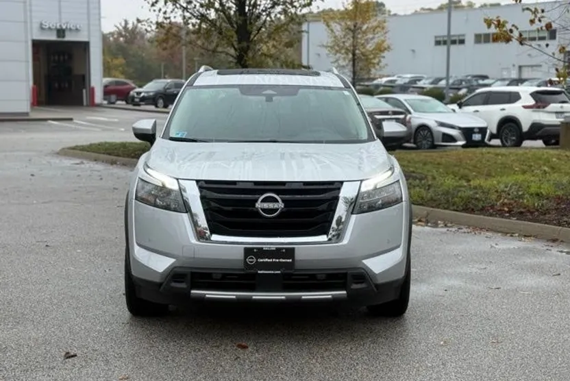 2025 Nissan Pathfinder SL photo 1