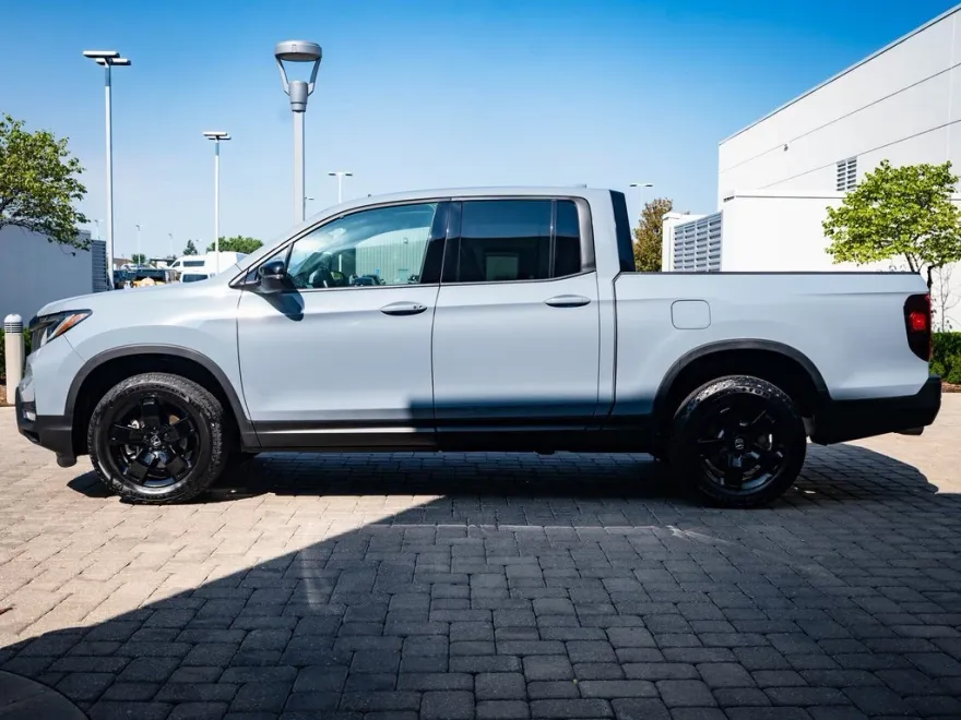 2024 Honda Ridgeline Black Edition photo 1