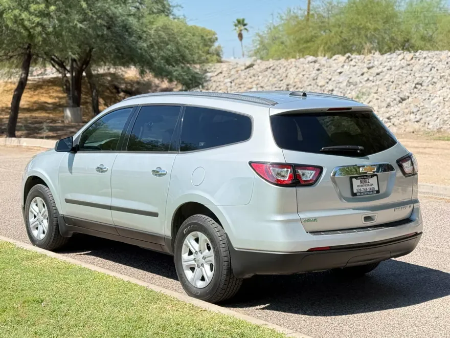 2016 Chevrolet Traverse LS photo 1