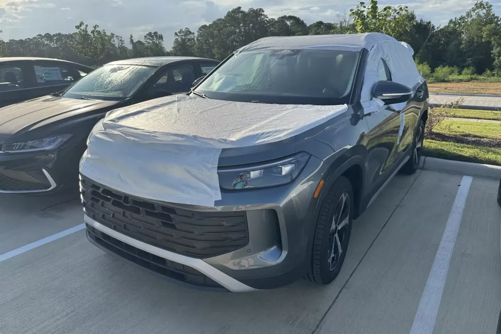 2025 Volkswagen Tiguan SE photo 1