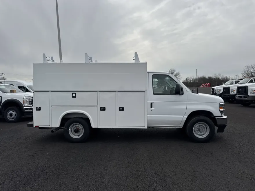 2025 Ford E-350 photo 1