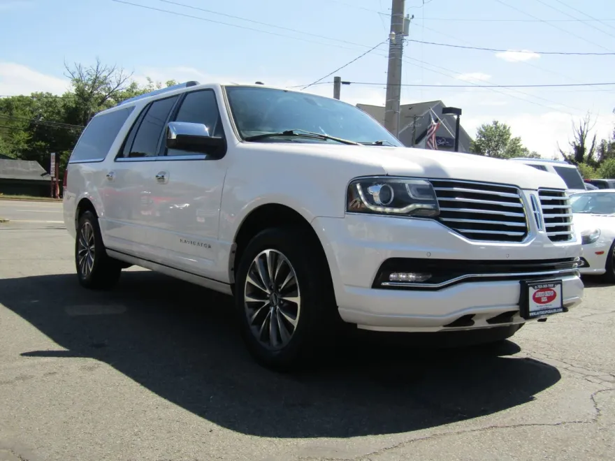 2016 Lincoln Navigator Select photo 1