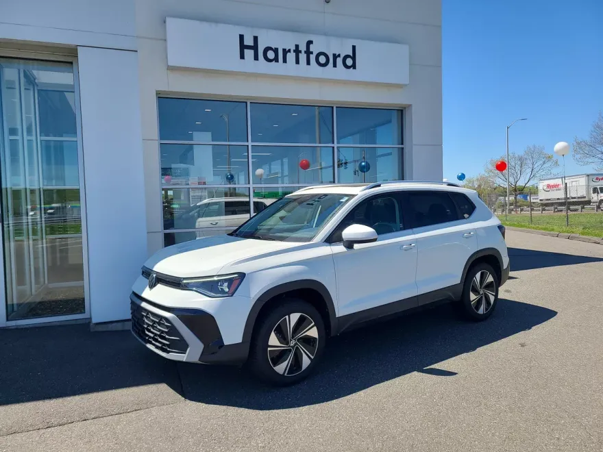 2025 Volkswagen Taos SE photo 1