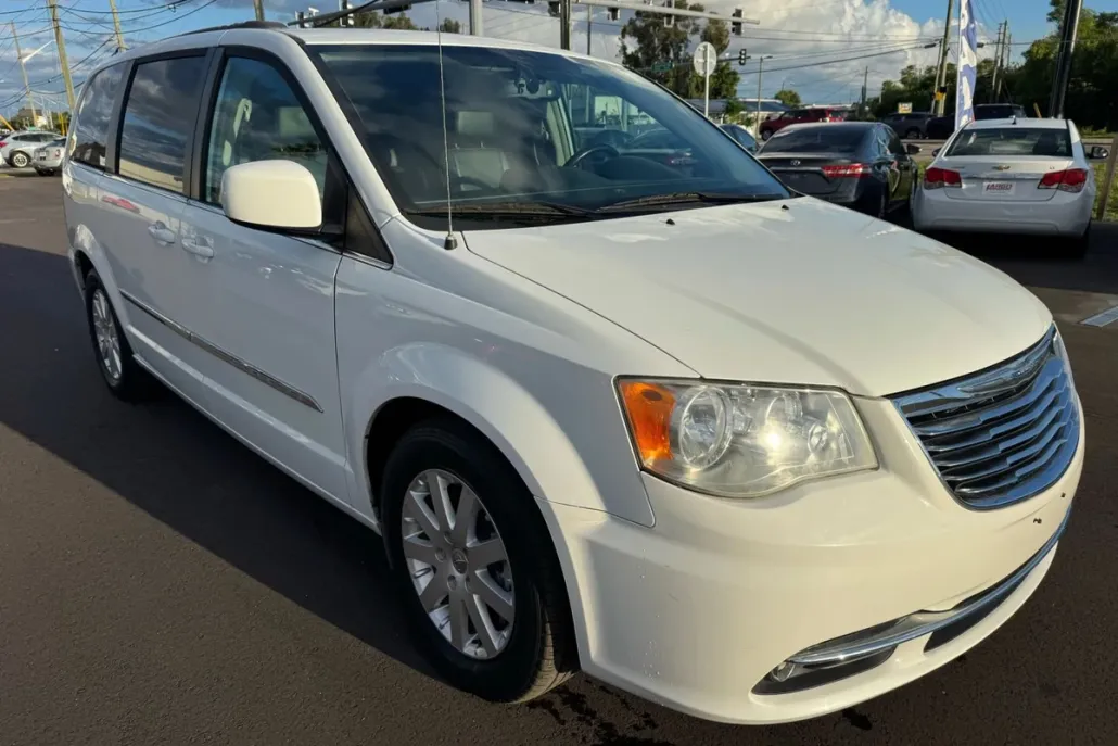 2014 Chrysler Town & Country Touring photo 1