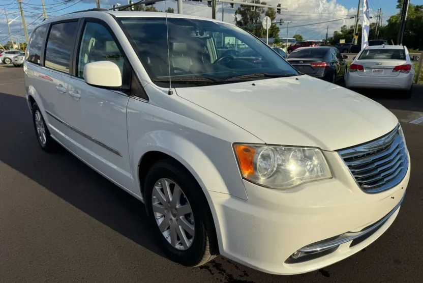2014 Chrysler Town & Country Touring photo 1
