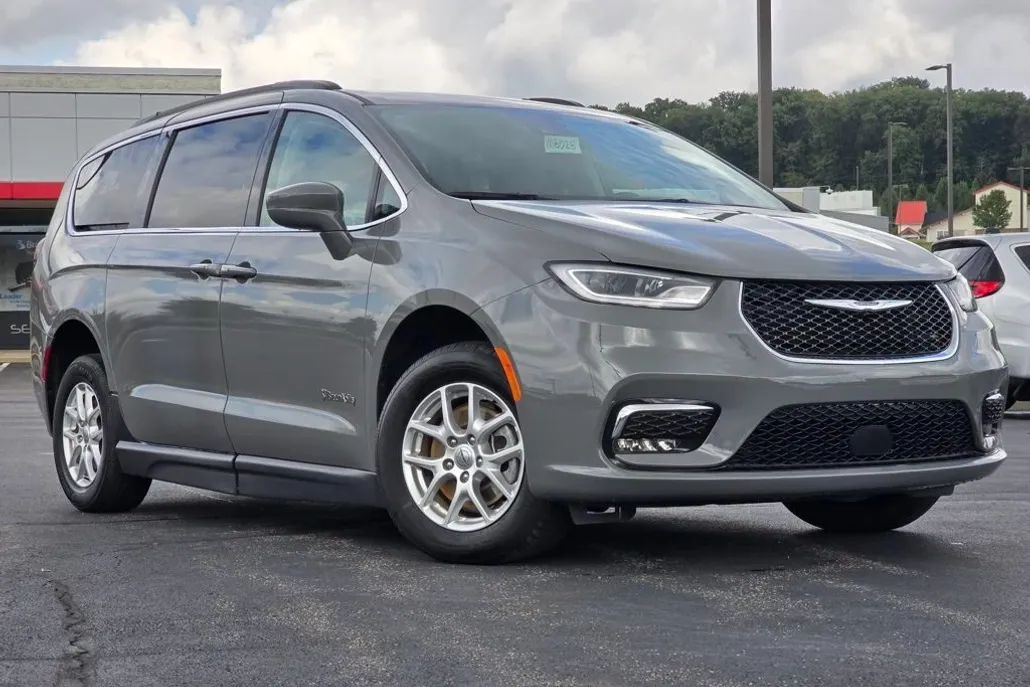 2022 Chrysler Pacifica Touring L photo 1