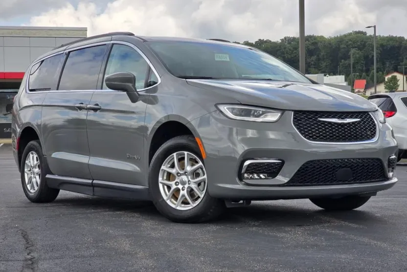 2022 Chrysler Pacifica Touring L photo 1