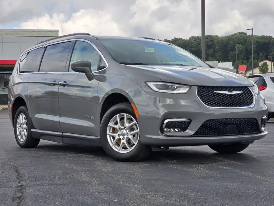 2022 Chrysler Pacifica Touring L photo 1