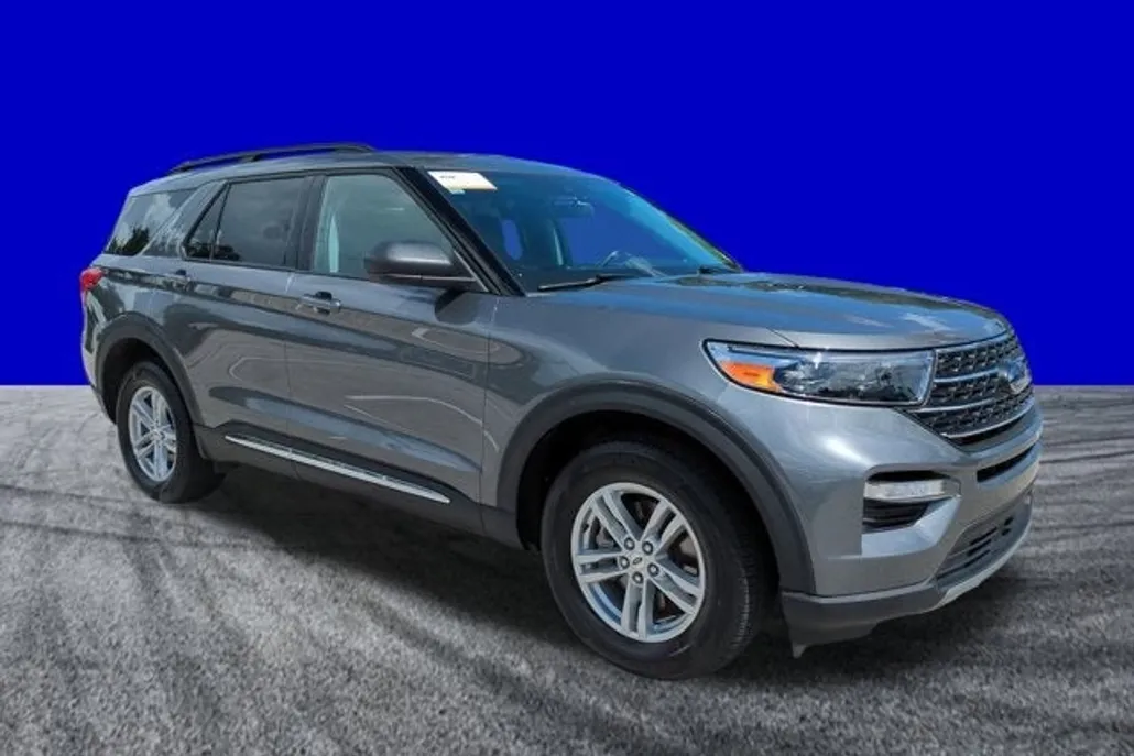 2023 Ford Explorer XLT photo 1