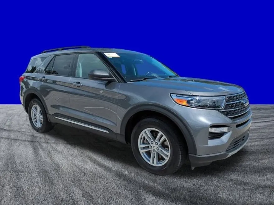 2023 Ford Explorer XLT photo 1