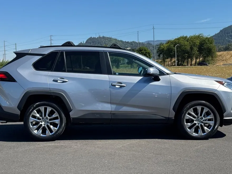 2021 Toyota RAV4 XLE Premium photo 1