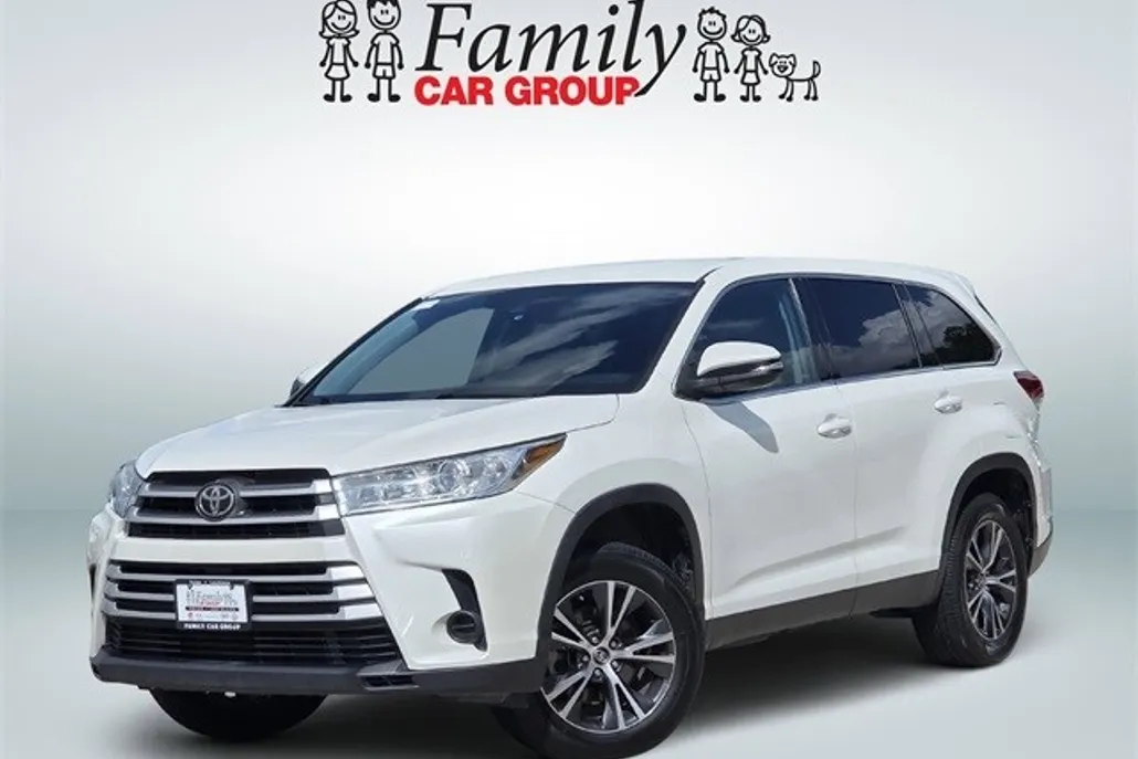 2019 Toyota Highlander LE photo 1