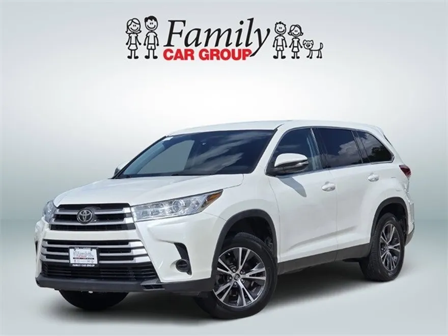 2019 Toyota Highlander LE photo 1