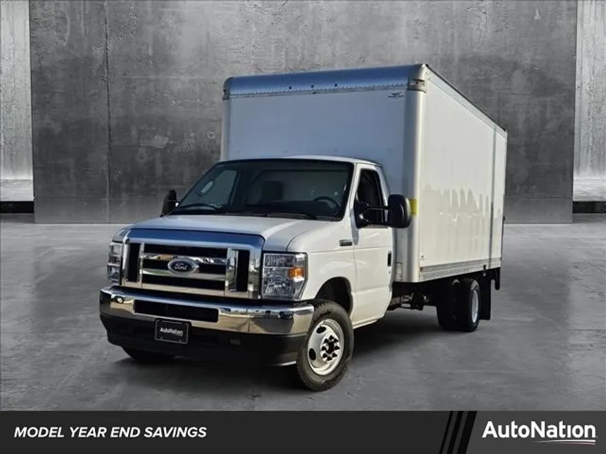 2024 Ford E-450 Cutaway photo 1