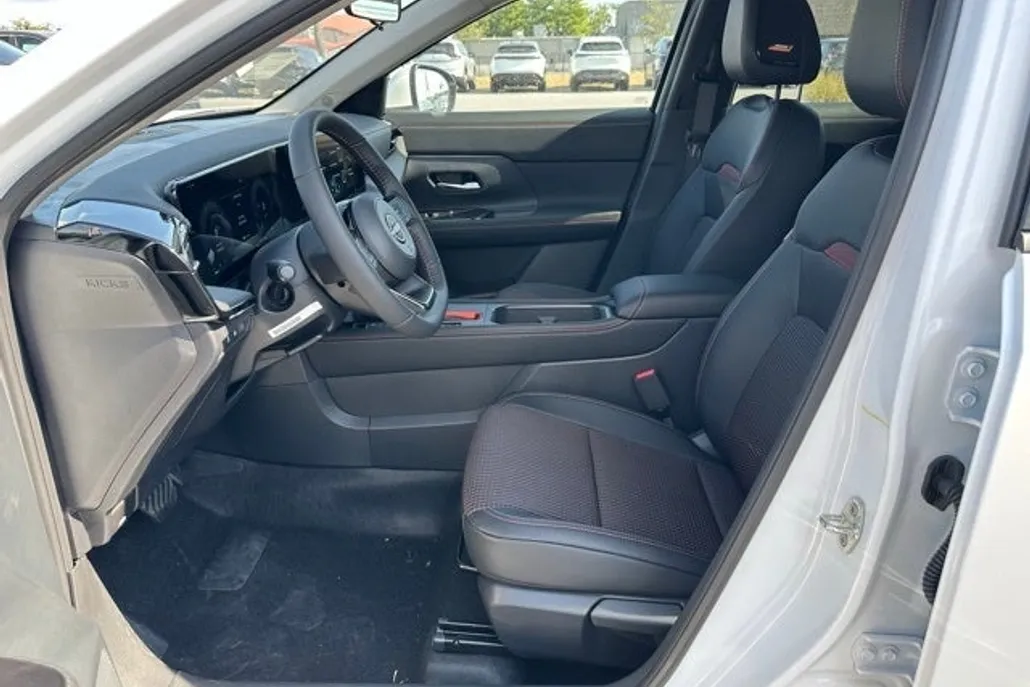 2025 Nissan Kicks SR photo 1