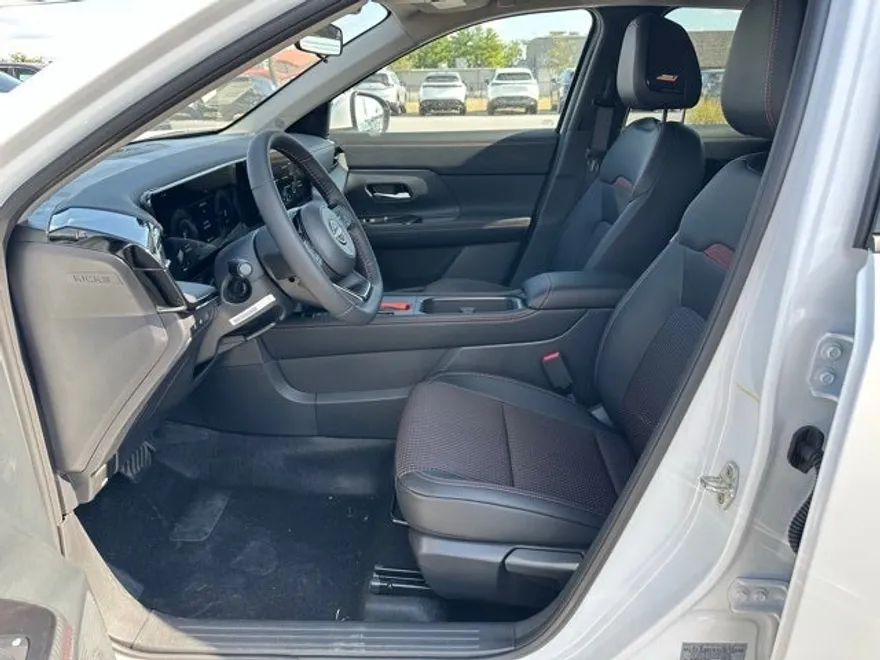 2025 Nissan Kicks SR photo 1