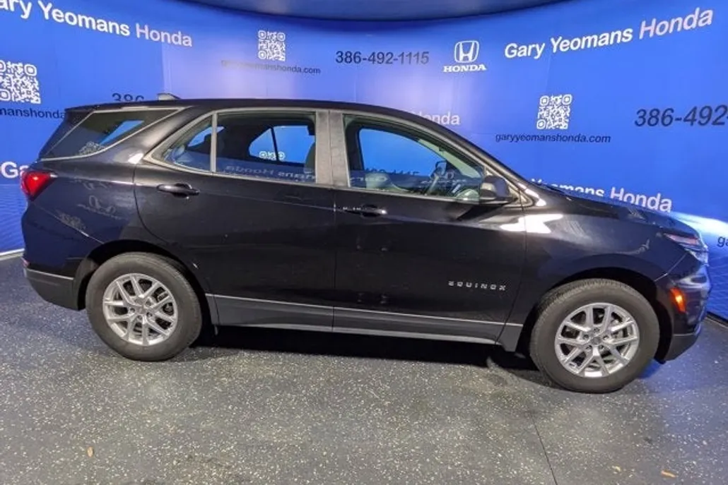 2023 Chevrolet Equinox LS photo 1