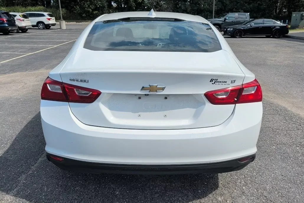 2016 Chevrolet Malibu 1LT photo 1