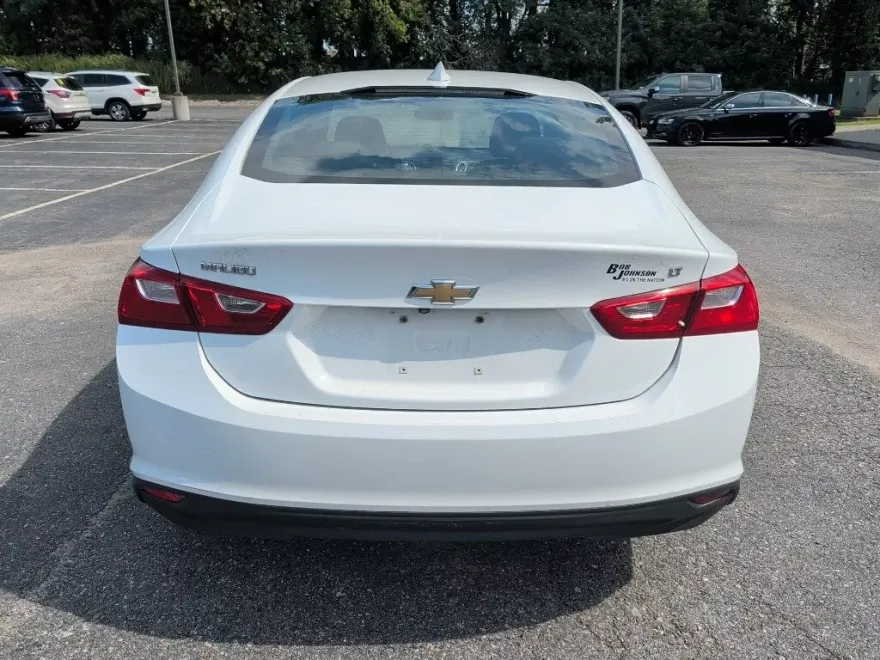 2016 Chevrolet Malibu 1LT photo 1