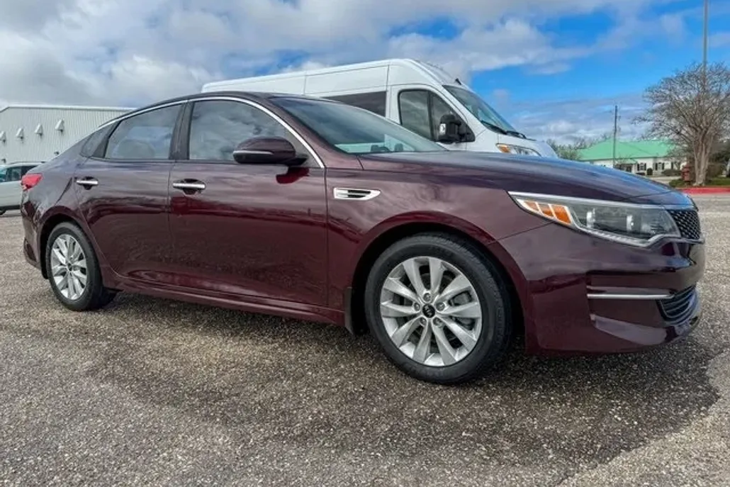 2016 Kia Optima EX photo 1
