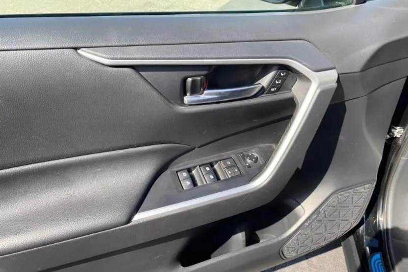 2019 Toyota RAV4 XLE Premium photo 1