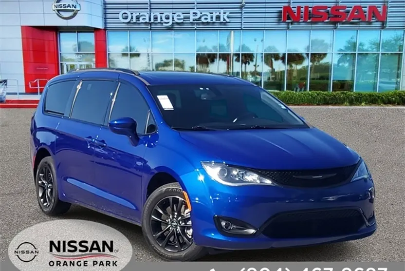 2020 Chrysler Pacifica Touring L photo 1