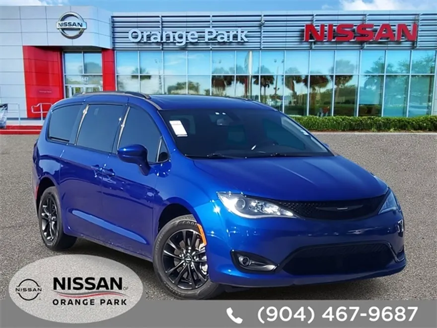 2020 Chrysler Pacifica Touring L photo 1