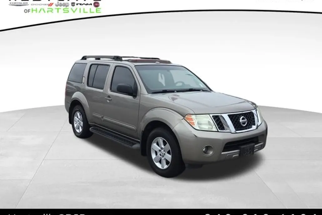 2008 Nissan Pathfinder SE photo 1