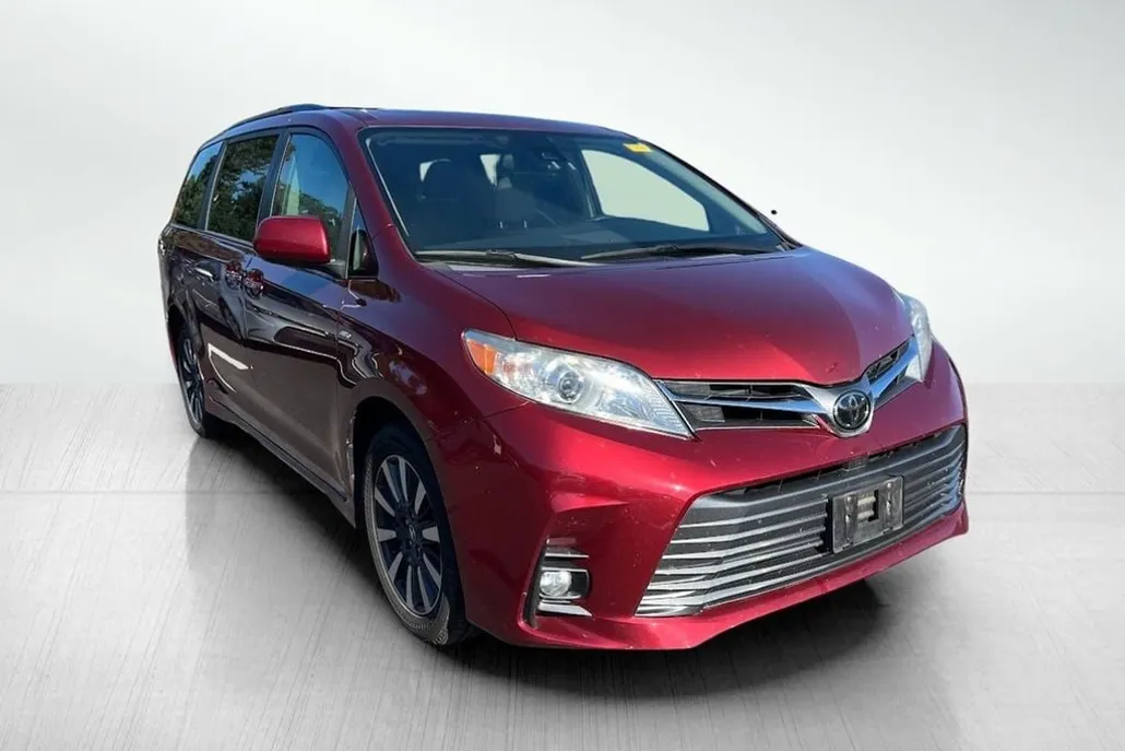 2018 Toyota Sienna XLE photo 1