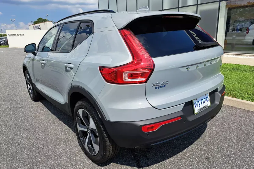 2026 Volvo XC40 Plus photo 1