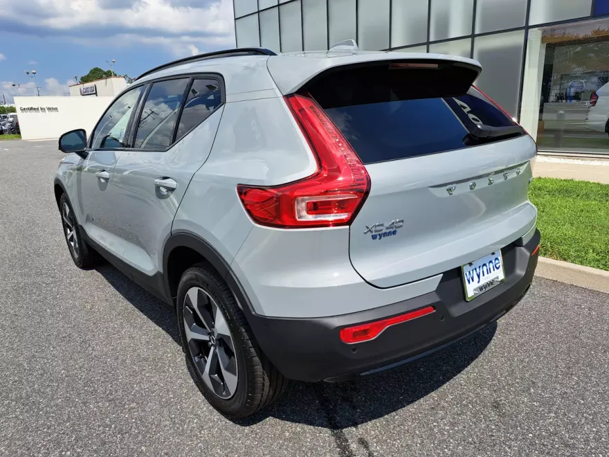 2026 Volvo XC40 Plus photo 1