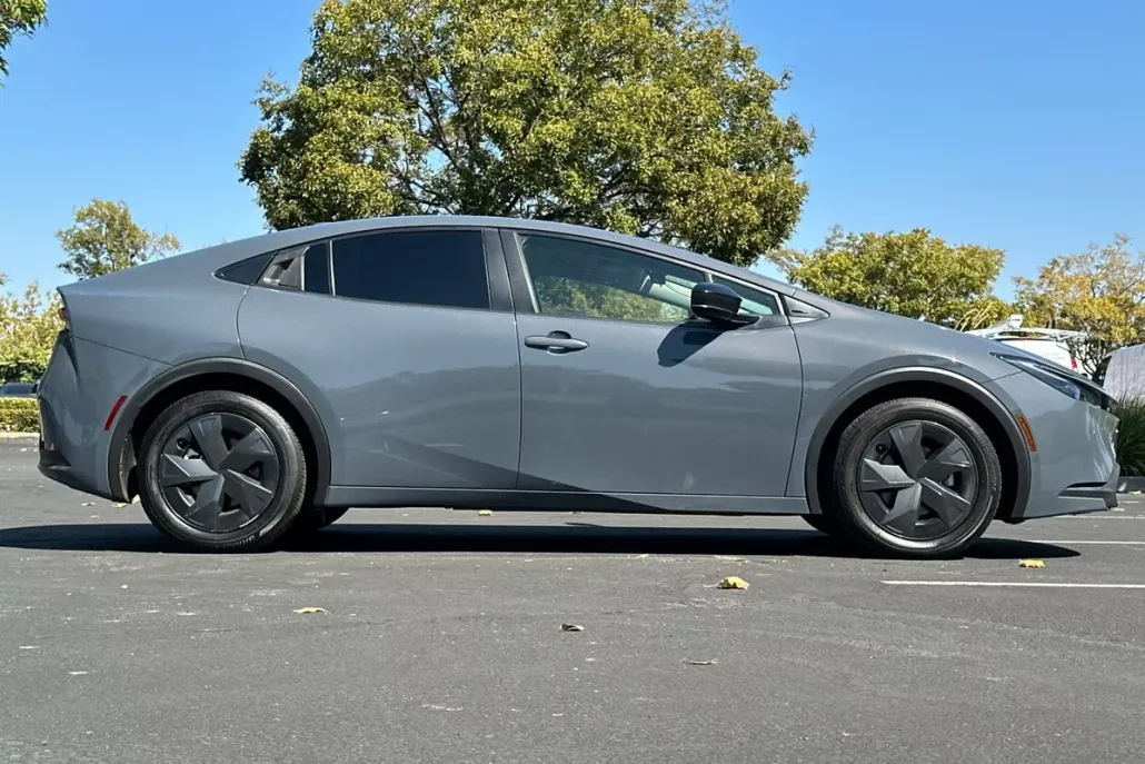 2023 Toyota Prius LE photo 1