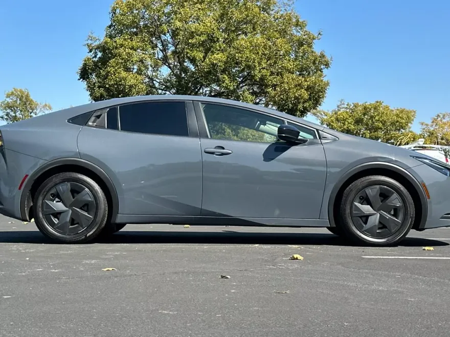 2023 Toyota Prius LE photo 1