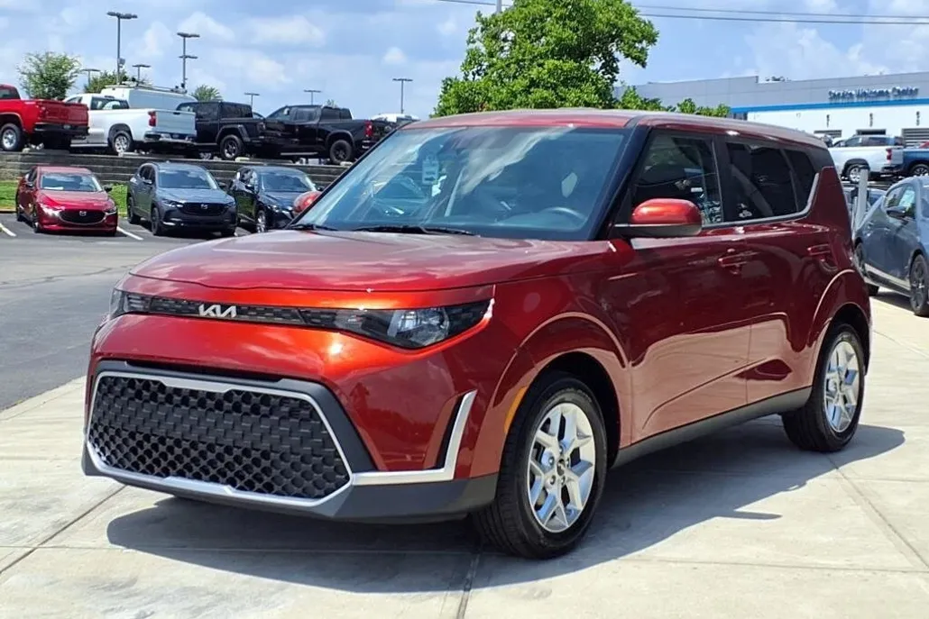 2023 Kia Soul LX photo 1