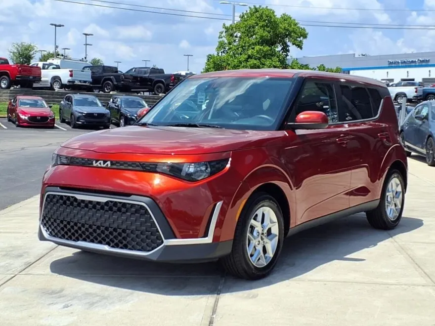 2023 Kia Soul LX photo 1
