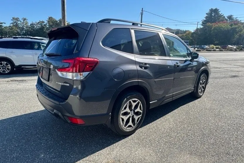 2021 Subaru Forester Premium photo 1
