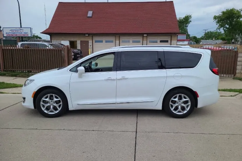 2018 Chrysler Pacifica Touring L photo 1