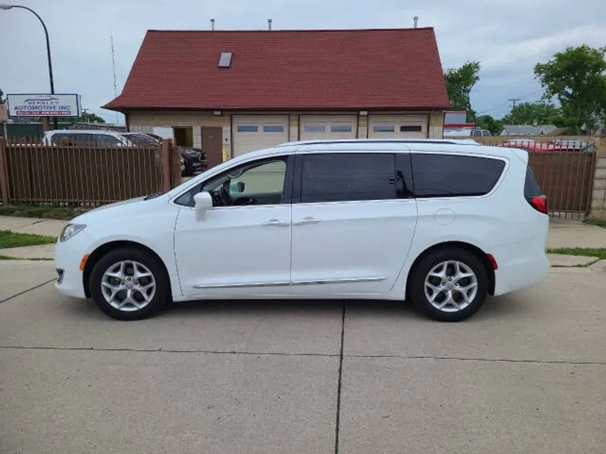 2018 Chrysler Pacifica Touring L photo 1
